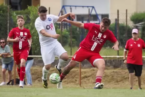 Jeremy Becker (rechts) und sein Team vom TuS Schönenberg, hier im Spiel gegen Alsenborn, hoffen gegen Gunderswieler auf den erst