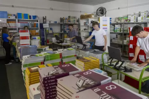 Das Team von WR Security beim Packen der Schulbuchpakete in den Sommerferien.