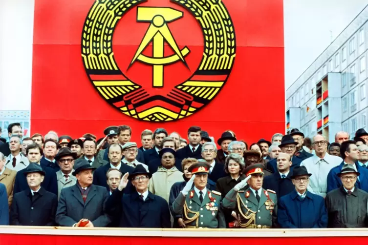 Die Ehrentribüne auf der Karl-Marx-Allee während der Militärparade am 7. Oktober 1989 in Ost-Berlin mit dem sowjetischen Staats-