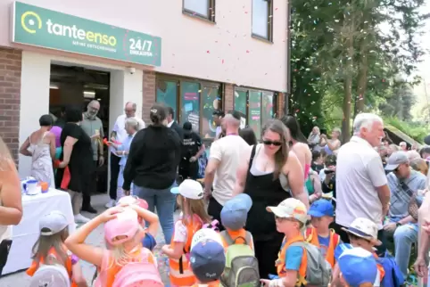 „Herein, herein, wir laden alle ein“, sangen die Kinder. Es regnete Konfetti, als das Band vor der Eingangstür durchgeschnitten 