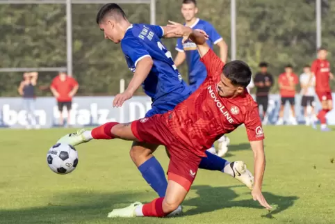 Voll reinhängen, wie hier Angelos Stavridis (vorne) gegen Herxheim, will sich die U21 des FCK auch im Spiel bei Schott Mainz. 