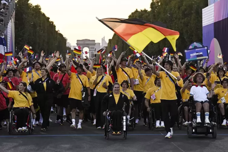 Eröffnung der Paralympics in Paris: die deutsche Delegation auf der Place de la Concorde. 