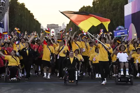 Eröffnung der Paralympics in Paris: die deutsche Delegation auf der Place de la Concorde. 