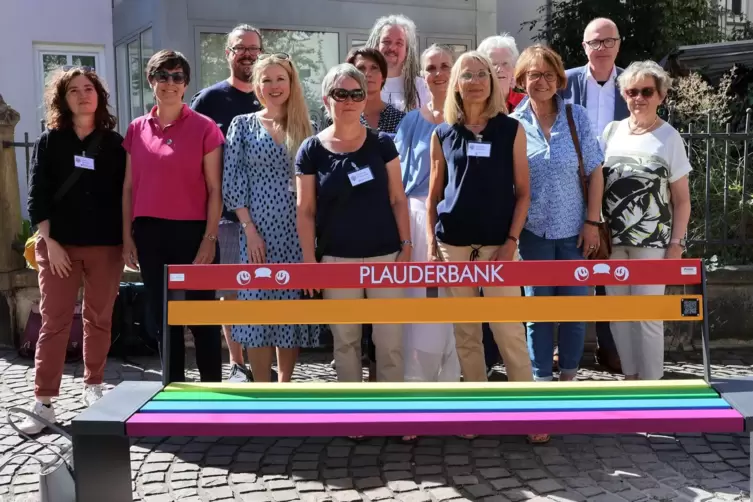 Die Regenbogen-Plauderbänke heißen alle Menschen in ihrer Individualität willkommen. Sie stehen für Akzeptanz, Vielfalt und Resp