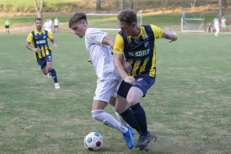 SG-Akteur Marc Enkler (rechts), versucht Giulio Costa Caporaso aus Reichenbach vom Ball zu trennen.