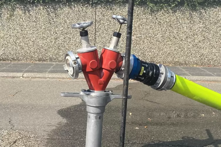 Über einen Wasserhydranten wird die neue Wasserleitung immer wieder gespült. 