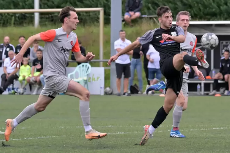 Thema Chancenausbeute: Phönix-Neuzugang Gianluca Gianetta (rechts) vergibt hier gegen die TSG Jockgrim. 