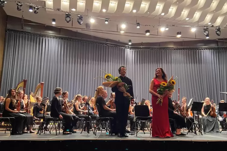 Viel Beifall für die Junge Südwestdeutsche Philharmonie, Solistin Marion Eckstein und Dirigent Manuel Nawri im Pfalzbau.