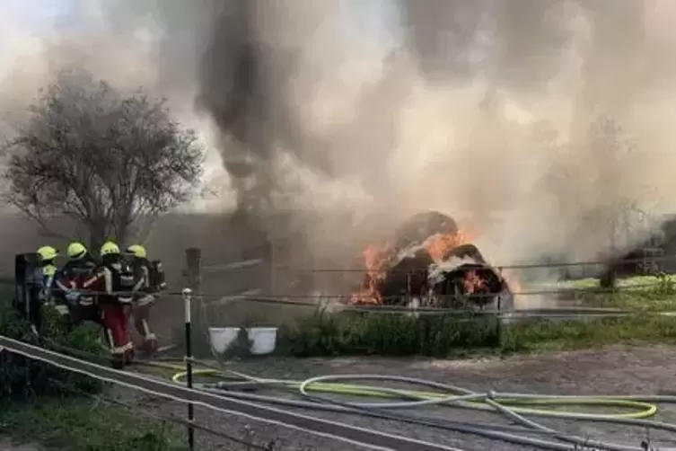 Das Feuer sprang von den Heuballen auf Stallungen über. 