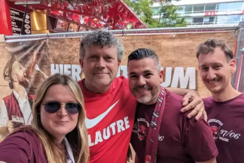 „Berliner Bagaasch“ mit Fußball-Gott beim Fan-Fest auf dem Breitscheidplatz vor dem Pokalfinale: Anne-Marie Hejkal, Olaf Marscha