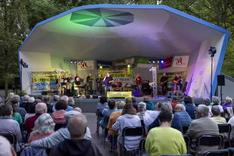 „Locomotive Brass“ war eine der Bands, die im wöchentlichen Wechsel die Volkspark-Bühne betraten.