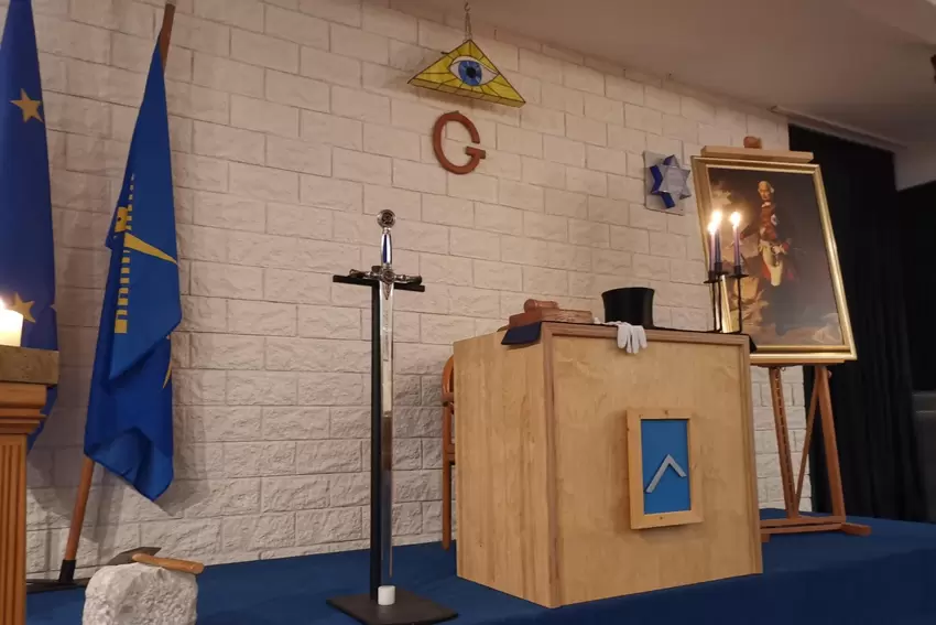 Der Altar im Tempelraum der Pirmasenser Freimaurer-Loge.