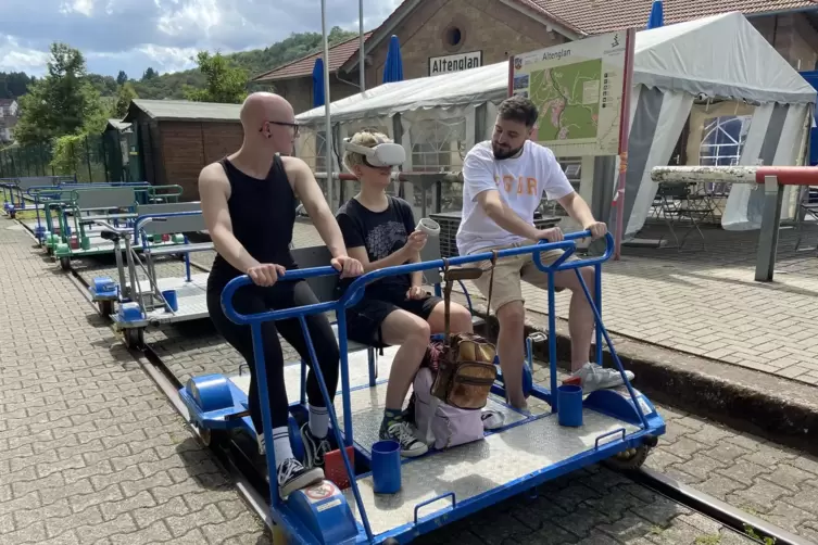 Studenten beim Ausprobieren der Draisinentouren mit Virtual-Reality-Unterstützung. 