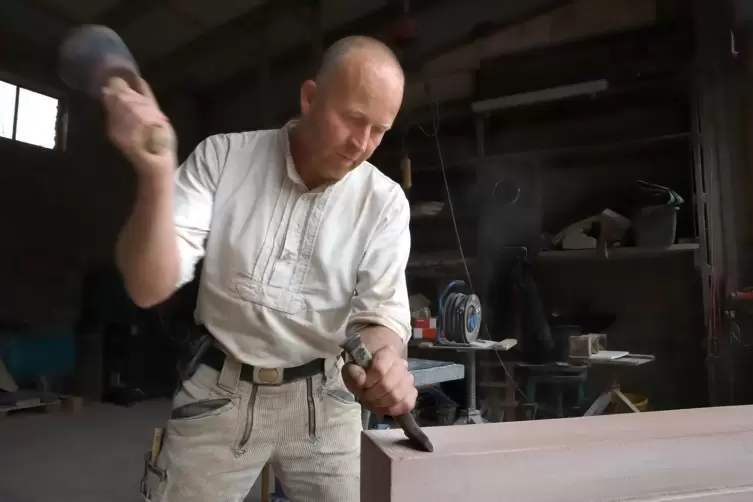 Lars Timrott in seiner Rinnthaler Werkstatt beim Scharrieren – einer Technik, die nur per Hand ausgeführt werden kann. 