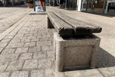 Soll weichen: eine der maroden Sitzbänke in der Maximilianstraße.