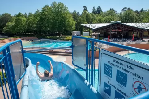 So einsam sind die Besucher im Badepark selten. Wenn es voll wird, sind auch Sicherheitsfachleute vor Ort.