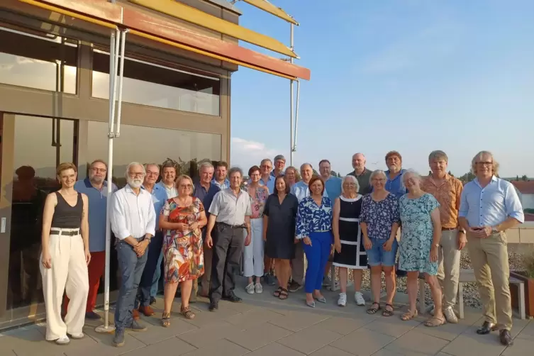 Unter der Abendsonne vor der Sitzung: der fast vollständige neue Verbandsgemeinderat mit Bürgermeister Stefan Veth (rechts). 