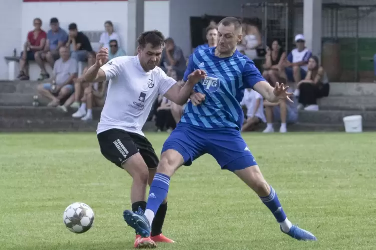 Rico Sprenger (rechts), der Spielertrainer der TSG Zellertal, hat mit seinem Team einen starken Start in der A-Klasse hingelegt.