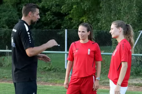 Trainer Stephan Homuth, Lisa Schurer und Neuzugang Jule Weweler. 