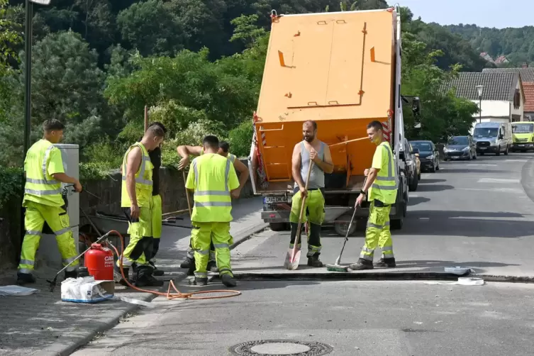 Abschlussarbeiten In der Kaiserslauterer Straße: Die Deckschicht wird aufgebracht.