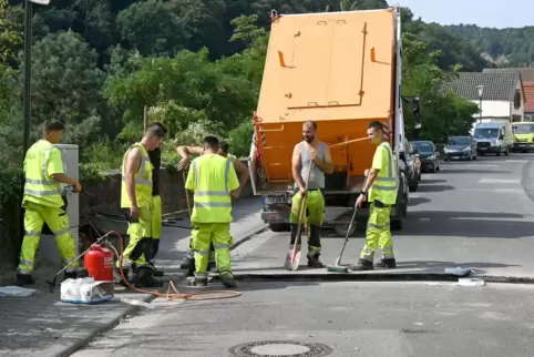 Abschlussarbeiten In der Kaiserslauterer Straße: Die Deckschicht wird aufgebracht.