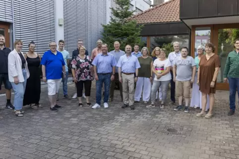 Die Ratsmitglieder und Ortsbürgermeister Holger Korn (SPD, Mitte). Von links: Andreas Wind (FWG), Simone Urban (CDU), Lisa-Maria