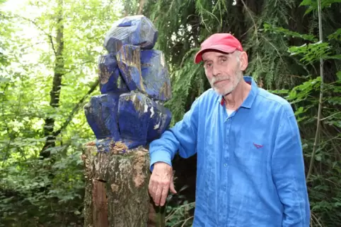 Öko-Pionier Jean-Louis Amann mit dem „blauen Denker“, dem Werk eines befreundeten Holzkünstlers.