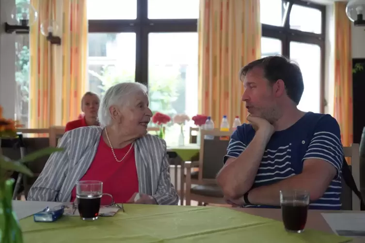 Im Gespräch: Gerda Strasser ist mit 98 Jahren die älteste Teilnehmerin des Erzählcafés. Sie unterhält sich intensiv mit Sebastia