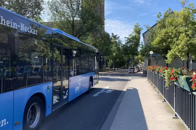 Der OB deutete an, dass die Stadt sich wieder selbst um die Busse kümmern könnte, und ging sogar noch weiter.