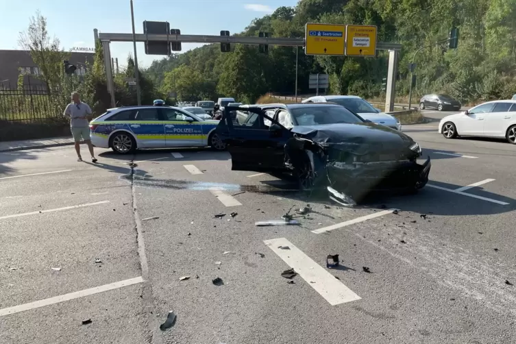 Ein 18-Jähriger hatte an der Kreuzung beim Linksabbiegen die Vorfahrt eines entgegenkommenden Wagens missachtet.