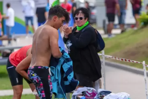 Schnell in die Laufschuhe: Das war das Motto in der Wechselzone beim Swim&Run in Winnweiler für die Teilnehmer nach dem Schwimme