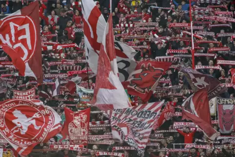 Weil am Samstag auf dem Betze eine „volle Hütte“ erwartet wird, sollten Fans mehr Zeit für an- und Abreise einplanen, rät die Po