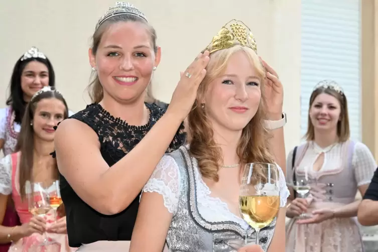 Die Pfälzische Weinprinzessin Hanna Spies krönt Janice Schmidt.