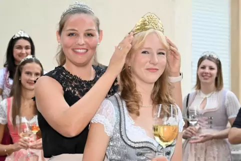 Die Pfälzische Weinprinzessin Hanna Spies krönt Janice Schmidt.