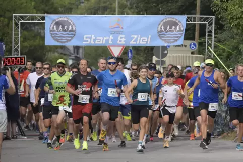 Start zum Insellauf: Am Ende ging der Ludwigshafener Schwimmverein 07 als Erstes durchs Ziel. 