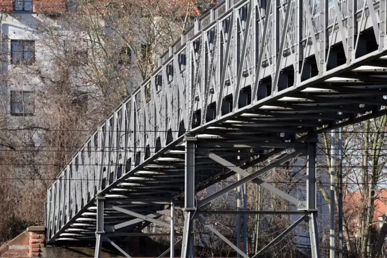 Vor dem Abbau: historische Brücke überspannt die Bahngleise.