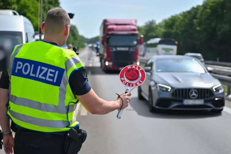 Symbolbild - Grenzkontrolle auf der A12