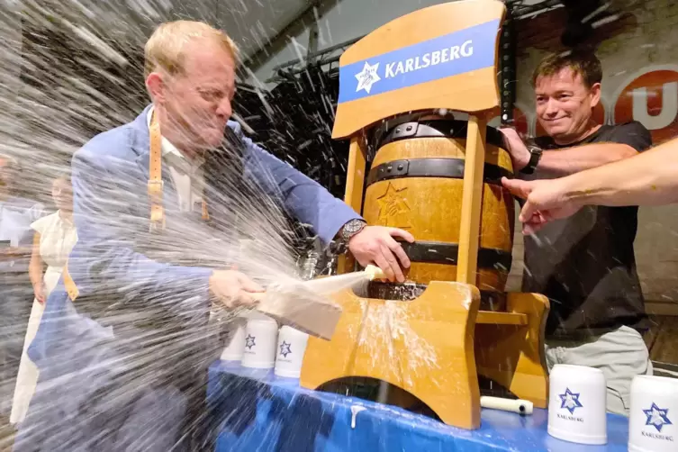 Hammerhart: Kusels Stadtbürgermeister Martin Heß beim Fassanstich zum Messe-Auftakt. 