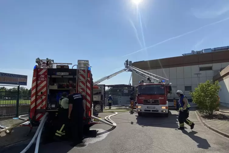 Die Feuerwehr muss einen Teil der Fassade entfernen.