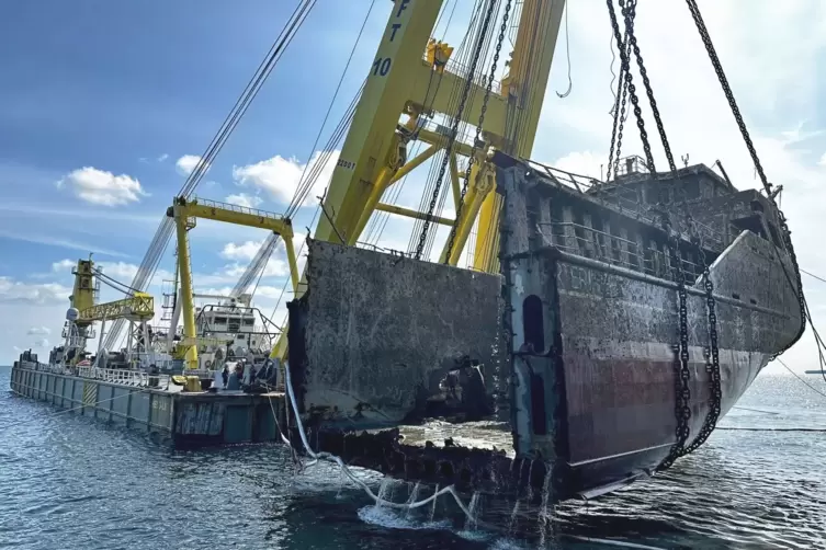 Schwimmkran hebt erstes Teil von «Verity»-Wrack