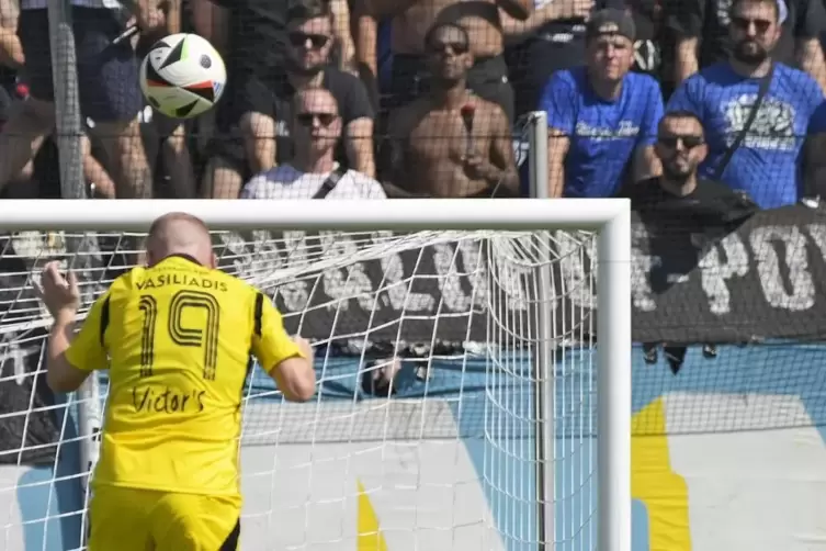 Saarbrückens Sebastian Vasiliadis köpft das 0:1, Waldhof-Torhüter Omer Hanin kann nur zuschauen. 