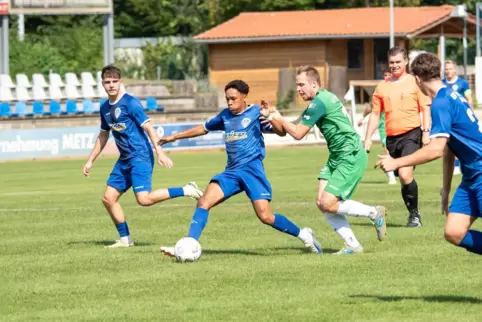 Herxheims Justin Klein (am Ball) wird von Fabian Clever (FV Engers) gestört. 