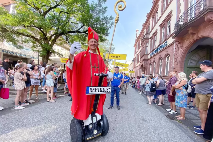 ... und Stefan Spitzer, Bürgermeister der Verbandsgemeinde Kusel-Altenglan, war als Heiliger Remigius auf dem Segway unterwegs.