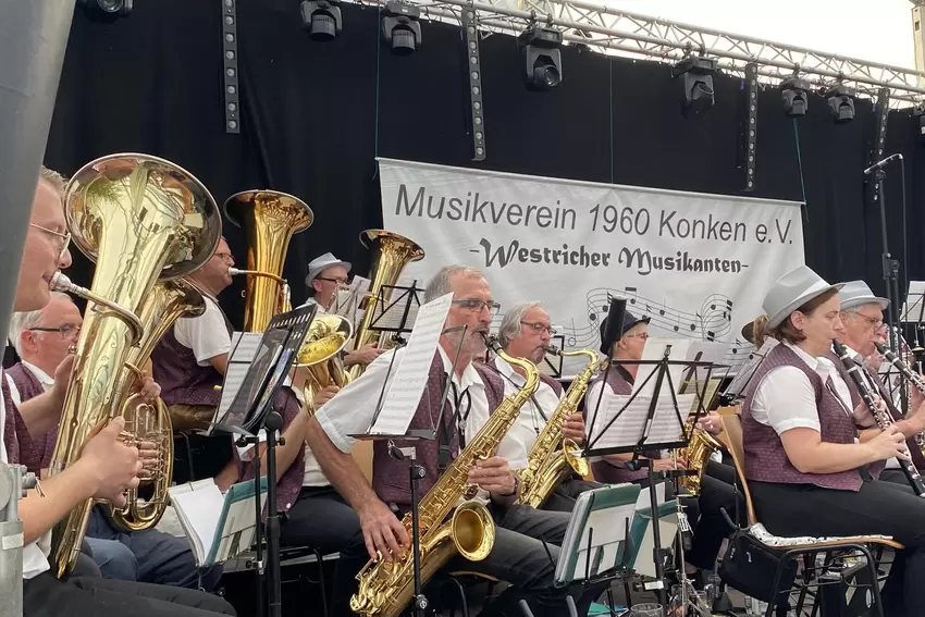 Der Musikverein Konken unterhielt die Besucherinnen und Besucher nach dem Umzug im Messezelt.