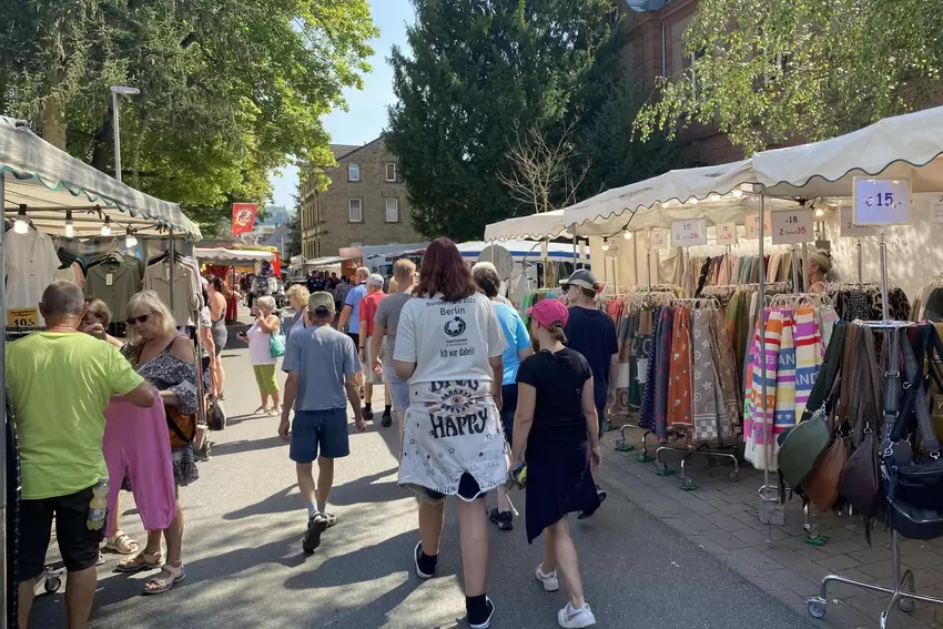 Viele Messebesucher nutzten schon am Freitag und am Samstag das Shopping-Angebot.