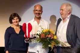 Der Preis bekomme einen Ehrenplatz, sagte Christoph Maria Herbst bei der Verleihung in Ludwigshafen, hier mit den Festivalleiter