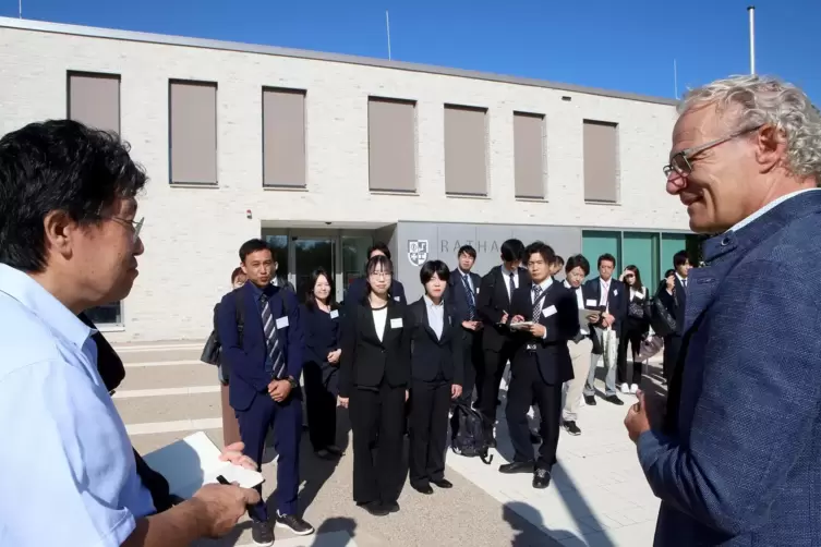 Verbandsbürgermeister Axel Wassyl (rechts) beim Empfang der Gäste aus Japan.