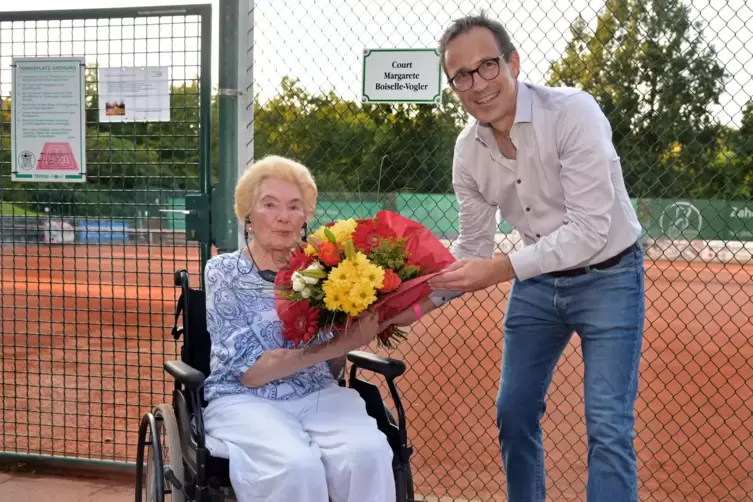 Große Ehre: Weiss-Rot Speyer und Präsident Markus Lohscheidt benennen einen Platz nach Margarete Boiselle-Vogler.