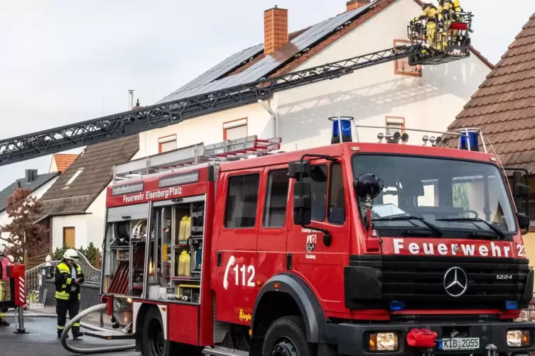 Die Wehren rückten zu einem Dachstuhlbrand aus.