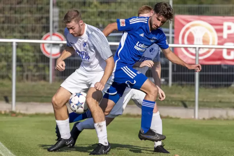 Intensives Duell zwischen Artim Bekteshi vom SV Rodenbach (rechts) und Max Niermann vom SV Nanz-Dietschweiler.